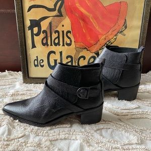 FREE PEOPLE Distressed Back Loop Ankle Boots
Black Women's Size 39 NWOT